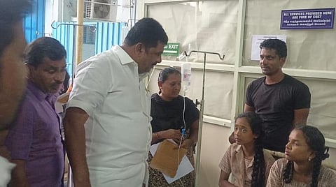 ஓசூர் அரசு மருத்துவமனையில் சிகிச்சை பெற்று வரும் மாணவர்களிடம் நலம் விசாரிக்கும் ஓசூர் எம்எல்ஏ ஓய்.பிரகாஷ்.