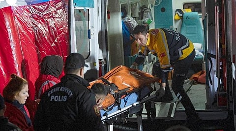 காயமடைந்தவர்களை ஆம்புலன்ஸில் ஏற்றும் காட்சி