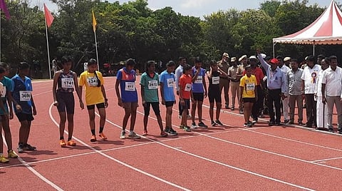 திருவண்ணாமலை மாவட்ட விளையாட்டு அரங்கில் நடைபெறும் மாநில இளையோர் தடகள போட்டியில், 1,500 மீட்டர் ஓட்டத்தை தொடங்கி வைத்த அமைச்சர் சிவ.வீ.மெய்யநாதன். படம் - இரா.தினேஷ்குமார்.