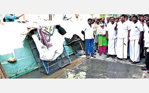 குமாரபாளையத்தில் காவிரி வெள்ளத்தால் பாதிக்கப்பட்ட பகுதியை சுற்றுலாத் துறை அமைச்சர் மதிவேந்தன் ஆய்வு செய்தார். அருகில் திருச்செங்கோடு கோட்டாட்சியர் கவுசல்யா.