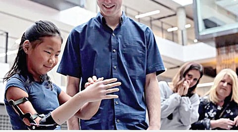 உலகை மாற்றும் குழந்தைகள் - 14: ரோபோ கை செய்த மாணவன்