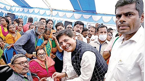 மத்திய அரசின் நலத்திட்டங்களை மக்களிடம் நேரடியாக கொண்டு சேர்க்கும் விழா தமிழக பாஜக சார்பில் சென்னையை அடுத்த மடிப்பாக்கத்தில் நேற்று நடந்தது. இதில் மத்திய வர்த்தகத் துறை அமைச்சர் பியூஷ் கோயல் நலத்திட்ட உதவிகளை பயனாளிகளுக்கு வழங்கினார். பாஜக மாநில தலைவர் அண்ணாமலை உடனிருந்தார். படம்: எம்.முத்துகணேஷ்