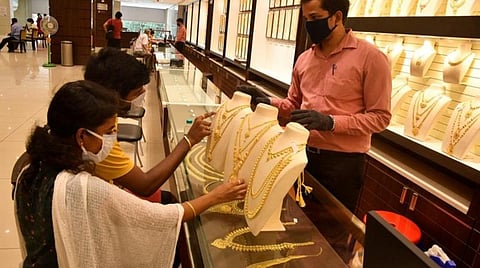 தங்கம் விலை ஒரே மாதத்தில் சவரனுக்கு ரூ.1,650 குறைந்தது: காரணம் என்ன?