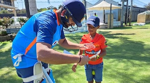 சிறுவனுடன் ரோஹித் சர்மா