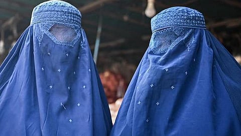 தலை முதல் கால் வரை மறைக்கும் நீல நிர புர்கா ஆடையில் ஆப்கன் பெண்கள் | கோப்புப் படம்