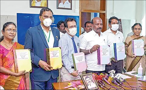 சென்னை அண்ணாசாலையில் உள்ள அரசு பன்னோக்கு உயர் சிறப்பு மருத்துவமனையில் எம்பிபிஎஸ், பிடிஎஸ் படிப்புகளுக்கான தரவரிசைப் பட்டியலை சுகாதாரத் துறை அமைச்சர் மா.சுப்பிரமணியன் நேற்று வெளியிட்டார். உடன் சுகாதாரத் துறை செயலர் ப.செந்தில்குமார், மருத்துவக் கல்வி இயக்குநர் நாராயணபாபு, மருத்துவக் கல்வி தேர்வுக் குழு செயலர் ஆர்.முத்துச்செல்வன் உள்ளிட்டோர். படம்: பு.க.பிரவீன்.