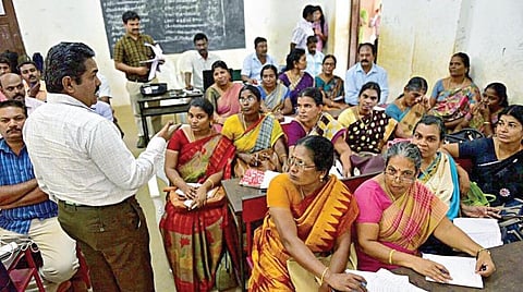 கல்வித்துறையில் புதிய மாற்றங்களை கொண்டு வர திட்டம்: அரசு பள்ளி ஆசிரியர்களை மதிப்பிடும் 65 கேள்விகள்