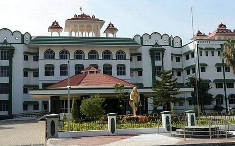 வினாத்தாள் தயாரிப்பு குழுவை கலைக்க வேண்டி வரும் : உயர் நீதிமன்றம் எச்சரிக்கை