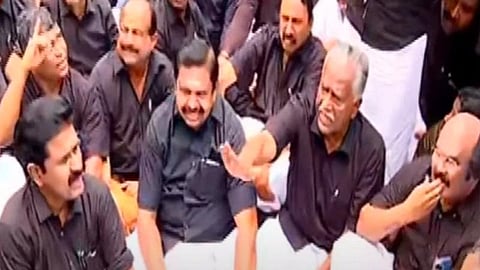 அதிமுக போராட்டத்தில் இபிஎஸ், கே.பி.முனுசாமி, ஜெயக்குமார் உள்ளிட்டோர்