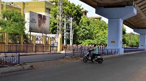 வாகன ஓட்டி செல்லும் காட்சி