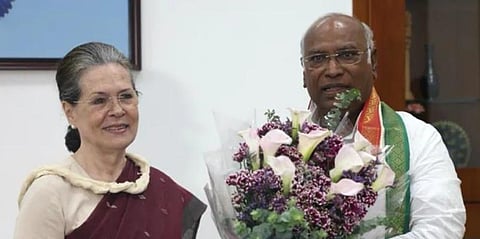 காங்கிரஸ் கட்சியின் புதிய தலைவராகத் தேர்ந்தெடுக்கப்பட்டுள்ள மல்லிகார்ஜுன கார்கேவுக்கு பூங்கொத்து அளித்து வாழ்த்து தெரிவித்த சோனியா காந்தி. படம்: பிடிஐ