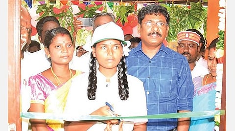 பூத்துறையில் புதுப்பிக்கப்பட்ட நூலகத்தை திறந்துவைத்த பள்ளி மாணவி.