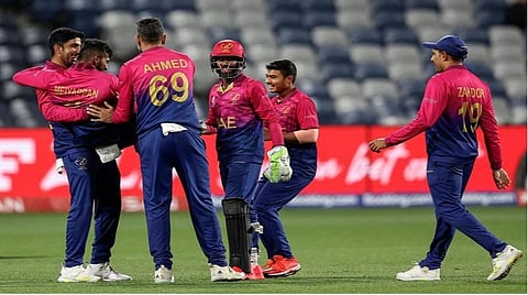 அமீரக அணி வீரர்கள்.