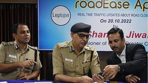 மூடப்பட்ட சாலைகள், மாற்றுப் பாதைகள் குறித்து அறிய வாகன ஓட்டிகளுக்கு புதிய செயலி அறிமுகம்: காவல் ஆணையர் தொடங்கி வைத்தார்