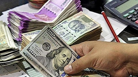 டாலருக்கு நிகரான ரூபாய் மதிப்பு விரைவில் ரூ.84 ஆக சரியும்: நிபுணர்கள் எச்சரிக்கை