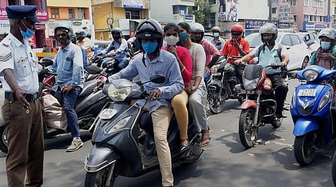 விதிமீறல்களுக்கான அபராதங்களை உயர்த்தி அரசாணை - ஹெல்மெட் அணியாவிட்டால் ரூ.1,000