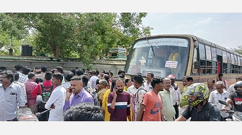 பள்ளத்தில் விழுந்த தொழிலாளி உயிரிழப்பு: மதுரை மாநகராட்சியை கண்டித்து பொதுமக்கள் மறியல்