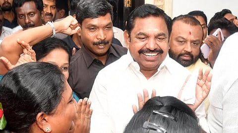 ஆறுமுகசாமி ஆணைய குற்றச்சாட்டால் சசிகலாவுடன் இணைவதில் சிக்கல் - அதிமுகவை வசப்படுத்த வேகம் காட்டும் பழனிசாமி