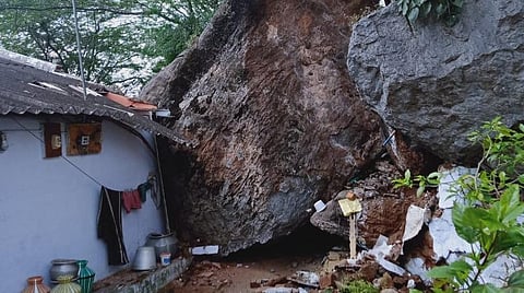 படம் விளக்கம்: மதுக்கரை மலைச்சாமி கோயில் வீதியில் உள்ள ஒரு வீட்டின் சுவற்றின் மீது சாய்ந்தவாறு உள்ள பாறை.