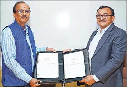 என்எல்சி இந்தியா திட்டம் மற்றும் செயலாக்கத் துறை இயக்குநர் மோகன் ரெட்டி மற்றும் தேசிய காற்றாலை மின்சக்தி நிலைய பொது இயக்குநர் டாக்டர் கே. பலராமன் ஆகியோர் ஒப்பந்தங்களை பரிமாறிக் கொண்டனர்.