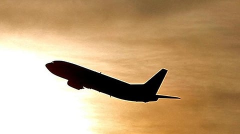 பேருந்து, ரயில்களில் இடம் கிடைக்காததால் சொந்த ஊருக்கு விமானத்தில் பறக்கும் பொதுமக்கள்: டிக்கெட் கட்டணம் 3 மடங்கு அதிகரிப்பு