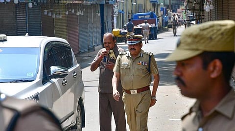 கோவையில் கார் விபத்து நடந்த இடத்தில் ஆய்வு மேற்கொண்ட ஏடிஜிபி தாமரைக் கண்ணன் | படம்: ஜெ.மனோகரன்.