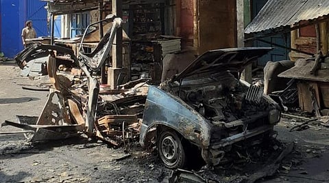 எரிவாயு உருளை வெடித்து தீப்பிடித்த கார்.