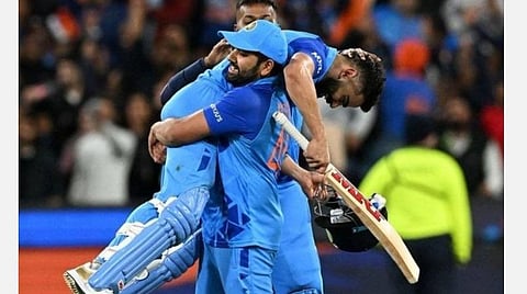 கோலியை தூக்கும் ரோகித் | படம்: ட்விட்டர்