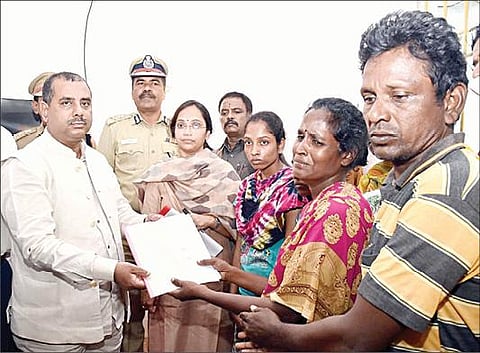 காஞ்சிபுரம் மாவட்டம், பெரும்புதூரில் நட்சத்திர விடுதியில் கழிவுநீர் தொட்டியை சுத்தம் செய்யும்போது விஷவாயு தாக்கி உயிரிழந்தவர்களின் குடும்பத்துக்கு இழப்பீட்டுத் தொகையை வழங்குகிறார் தேசிய தாழ்த்தப்பட்டோர் ஆணைய துணைத் தலைவர் அருண் ஹல்தர்.