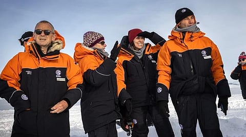 தன் குழுவுடன் நியூசிலாந்து பிரதமர் ஜெசிந்தா