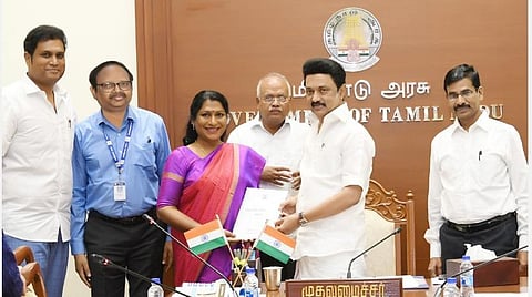 கொள்கைளை முதல்வரிடம் சமர்ப்பித்த மாநில திட்டக் குழுவினர்