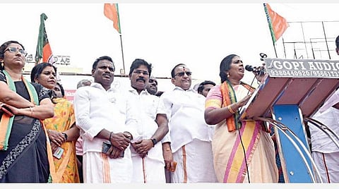 திமுக அரசு தமிழ்மொழியைப் புறக்கணிப்பதாக குற்றம்சாட்டி தமிழக பாஜக சார்பில், மாநிலச் செயலாளர் சுமதி வெங்கடேசன், மாவட்டத் தலைவர் வேதசுப்பிரமணியம் தலைமையில் தாம்பரம் சண்முகம் சாலையில் நேற்று கண்டன ஆர்ப்பாட்டம் நடைபெற்றது. இதில் கட்சி நிர்வாகிகள், தொண்டர்கள் பங்கேற்றனர்.படம்: எம்.முத்துகணேஷ்