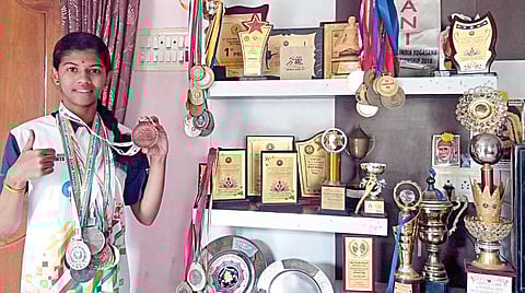 காஞ்சிபுரத்துக்கு பெருமை சேர்க்கும் விதமாக தேசிய யோகா போட்டியில் வெண்கலம் வென்ற ஷிவானி