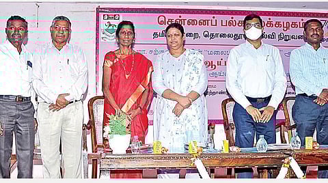 சென்னை பல்கலை.யில் நேற்று நடைபெற்ற ஆய்வரங்கில் பங்கேற்றபேராசிரியர் மு.சற்குணவதி, சிறுபான்மையினர் நலத்துறை இயக்குநர் சீ.சுரேஷ்குமார், காவல் கண்காணிப்பாளர் வே.ஜெய , பல்கலை. பதிவாளர் சா.ஏழுமலை, பேராசிரியர்கள் எஸ்.அரவிந்தன் இரா.பாஞ்சாலன், ரவிச்சந்திரன், மா.தமிழரசன் உள்ளிட்டோர். படம்: ம.பிரபு