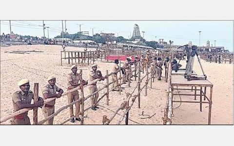 திருச்செந்தூரில் இன்று மாலை சூரசம்ஹாரம் நடைபெற உள்ளதைஅடுத்து, கடற்கரையில் தடுப்புகள் ஏற்படுத்தப்பட்டு உள்ளன.