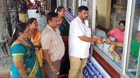 திருவண்ணாமலை கோயிலில் பக்தர்கள்