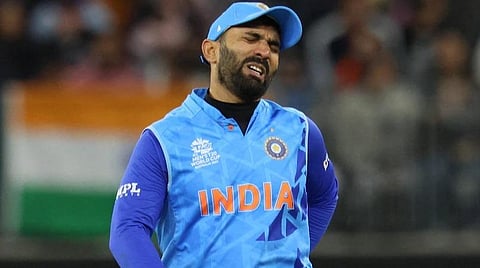 T20 WC | தினேஷ் கார்த்திக் முதுகுவலியால் அவதி - வங்கதேசத்துக்கு எதிரான போட்டியில் விளையாடுவது சந்தேகம்?