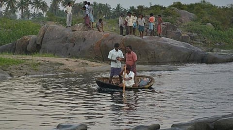 பவானி ஆற்றில் அடித்துச் செல்லப்பட்ட 3 மாணவர்களை தேடும் பணி தீவிரம்