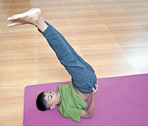 யோக பலம் - 15: எடை குறைக்க உதவும் விபரீதகரணி ஆசனம்