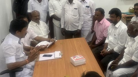 விழுப்புரம் அதிமுக அலுவலகத்தில் முன்னாள் அமைச்சர் சி.வி.சண்முகம் எம்பி., தலைமையில் என்எல்சி பிரச்சினை குறித்து ஆலோசனைக் கூட்டம் நடைபெற்றது.