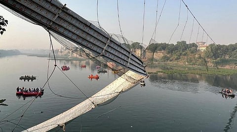 குஜராத் பால விபத்து | விசாரணைக் கமிஷன் கோரும் பொதுநல வழக்கு: நவ.14-ல் உச்ச நீதிமன்றம் விசாரணை