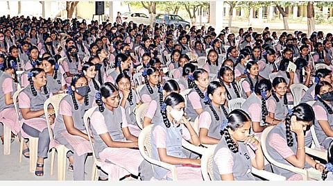 திருப்பூர் ஜெய்வாபாய் மாநகராட்சி பெண்கள் மேல்நிலைப் பள்ளியில் நடைபெற்ற பட்டய கணக்கு படிப்பு தொடர்பான விழிப்புணர்வு நிகழ்ச்சியில் பங்கேற்ற அரசு பள்ளி மாணவ, மாணவிகள்.