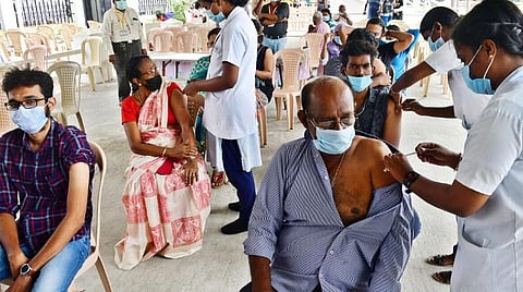 தமிழகத்தில் கரோனா தடுப்பூசி வீணாக்கப்படவில்லை; கூடுதலாக 48 லட்சம் தடுப்பூசி... - ஆர்டிஐயில் சுகாதாரத் துறை விளக்கம்