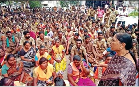 ஈரோடு மாநகராட்சி அலுவலகத்தில் போராட்டத்தில் ஈடுபட்டு வரும் தூய்மைப்பணியாளர்களுக்கு ஆதரவு தெரிவித்து பாஜக எம்எல்ஏ சரஸ்வதி பேசினார்.