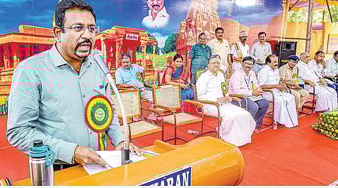 தஞ்சாவூர் பெரிய கோயிலை கட்டிய மாமன்னன் ராஜராஜ சோழனின் 1037-வது சதய விழாவை நேற்று தொடங்கி வைத்து பேசுகிறார் ஆட்சியர் தினேஷ் பொன்ராஜ் ஆலிவர். உடன் அரண்மனை தேவஸ்தான பரம்பரை அறங்காவலர் பாபாஜி ராஜா பான்ஸ்லே, சதய விழா குழுத் தலைவர் செல்வம் உள்ளிட்டோர். படம்: ஆர்.வெங்கடேஷ்