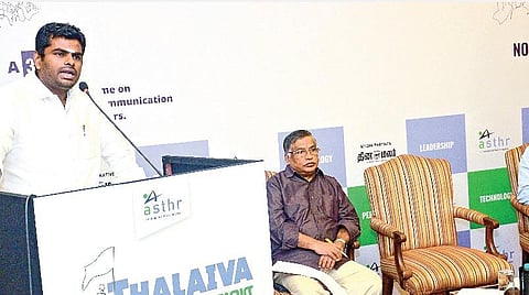 சென்னை தியாகராய நகரில் நேற்று நடந்த பயிற்சி பட்டறை தொடக்க நிகழ்ச்சியில் தமிழக பாஜக தலைவர் அண்ணாமலை பேசினார். மூத்த பத்திரிகையாளர் ‘துக்ளக்’ ரமேஷ், அரசியல் வியூக வகுப்பாளர் ஆஸ்பயர் சுவாமிநாதன் உள்ளிட்டோர் பங்கேற்றனர். படம்: பு.க.பிரவீன்