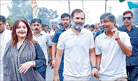 காங்கிரஸ் எம்.பி. ராகுல் காந்தி, கன்னியாகுமரி முதல் காஷ்மீர் வரை இந்திய ஒற்றுமை யாத்திரை மேற்கொண்டுள்ளார். தெலங்கானா தலைநகர் ஹைதராபாத்தில் நேற்று அவருடன் பாலிவுட் நடிகையும் இயக்குநருமான பூஜா பட் (இடது) உள்ளிட்டோர் நடைபயணத்தில் பங்கேற்றனர். படம்: பிடிஐ