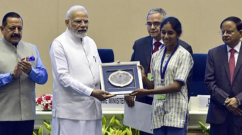 மத்திய ஊழல் கண்காணிப்பு ஆணையத்தின் ஊழல் தடுப்பு விழிப்புணர்வு வாரத்தையொட்டி நடத்தப்பட்ட கட்டுரைப் போட்டியில் வெற்றி பெற்ற மாணவர்களுக்கு பிரதமர் நரேந்திர மோடி நேற்று பரிசுகளை வழங்கினார். உடன், பணியாளர் மற்றும் பயிற்சி துறை இணையமைச்சர் ஜிதேந்திர சிங், மத்திய ஊழல் கண்காணிப்பு ஆணையர் சுரேஷ் என். படேல் மற்றும் பிரதமரின் முதன்மை செயலர் பி.கே.மிஷ்ரா.படம் : பிடிஐ