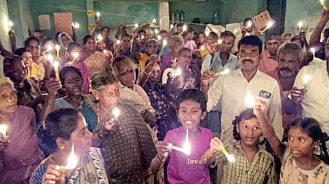 காஞ்சிபுரம் அருகே ஏகனாபுரத்தில் விமான நிலையம் அமைக்க எதிர்ப்பு தெரிவித்து 100-வது நாளாக போராட்டத்தில் ஈடுபட்ட பொதுமக்கள்.