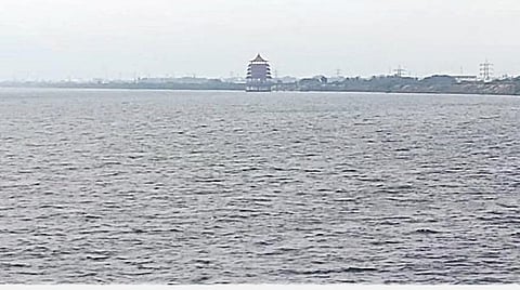 நீர் நிரம்பி கடல்போல் காட்சியளிக்கும் செம்பரம்பாக்கம் ஏரி.